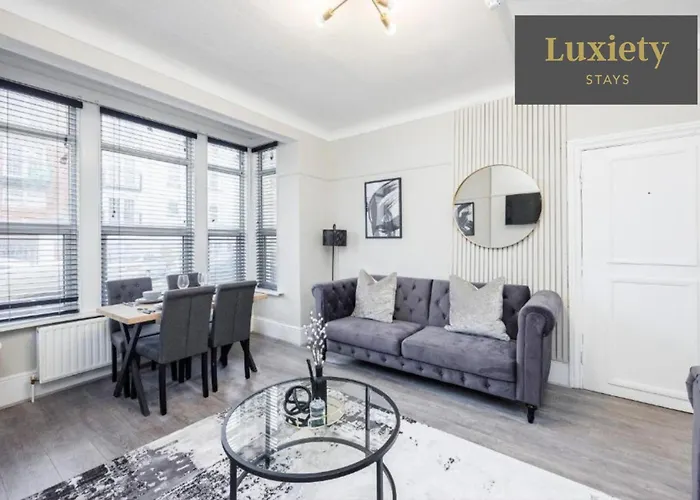 Charming & Modern 2Br - City Centre Nr The Beach & Famous Pier By Luxiety Stays Serviced Accommodation