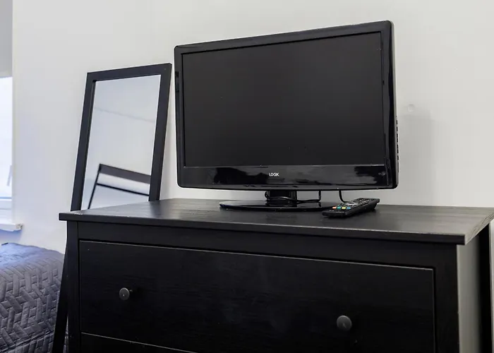 Charming & Modern 2Br - City Centre Nr Westcliff Beach & High Street By Luxiety Stays