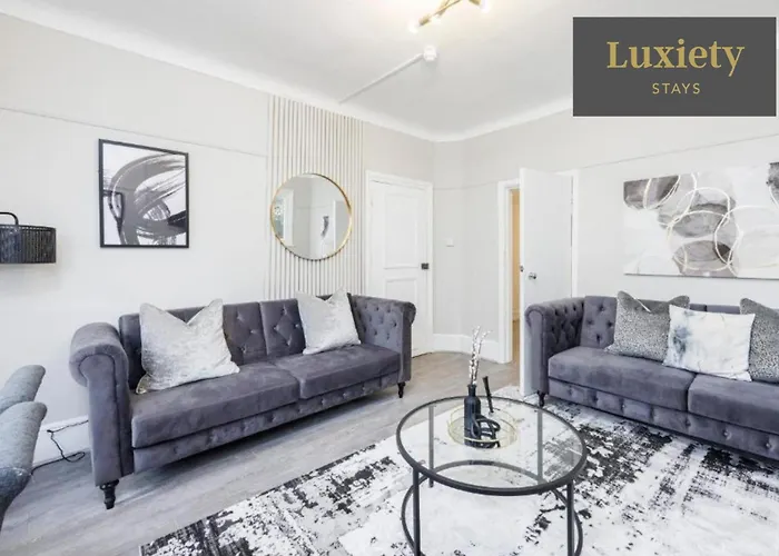Charming & Modern 2Br - City Centre Nr Westcliff Beach & High Street By Luxiety Stays